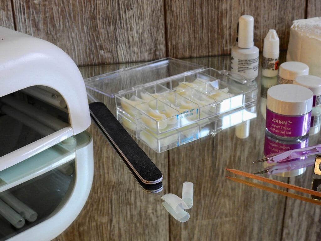Zimowy manicure – inspiracje z brokatem i błyskiem