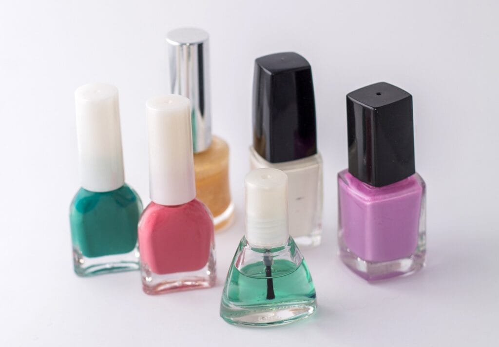Najlepsze wzory na manicure ślubny – romantyczne propozycje