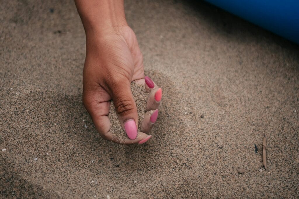 Letni manicure plażowy: turkusy, neony i styl boho na paznokciach