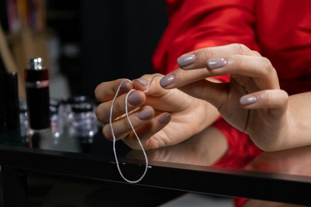 Jak zrobić głęboki czerwony manicure hybrydowy bez prześwitów