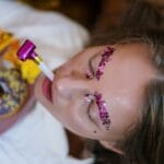 Karnawałowa scena z brokatowym makijażem, gwizdkami i pączkami