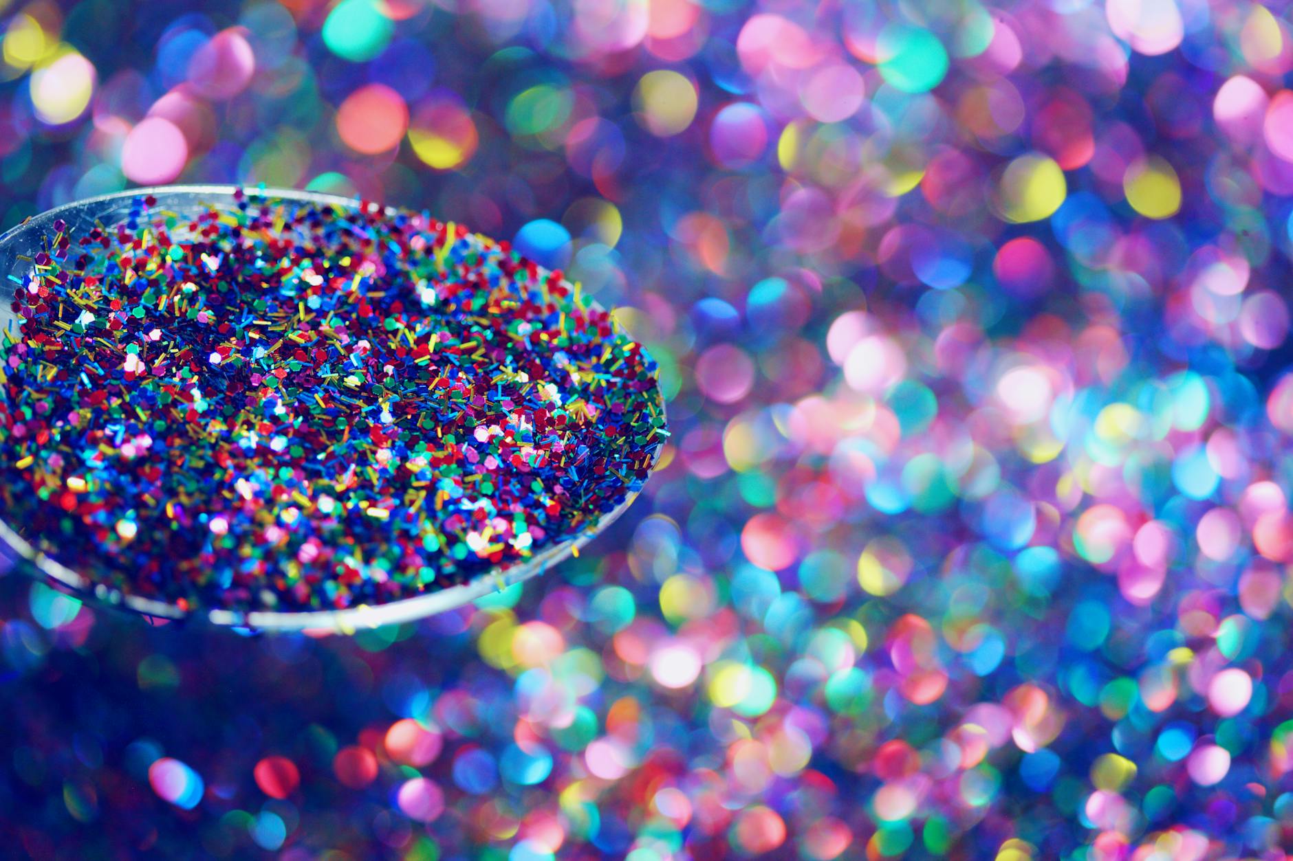 Kolorowy brokat w zbliżeniu, błyszczące tło jak karnawałowe paznokcie