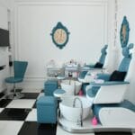 Luksusowy salon pedicure z wygodnymi fotelami w eleganckim spa