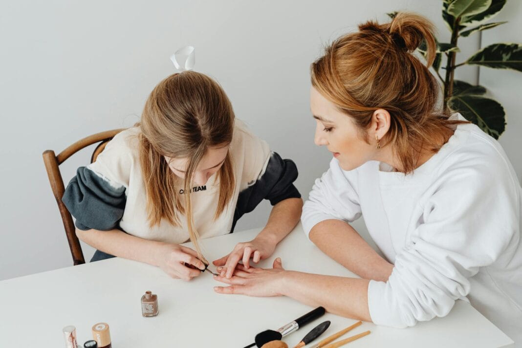 Mama i córka robią sobie manicure w domu