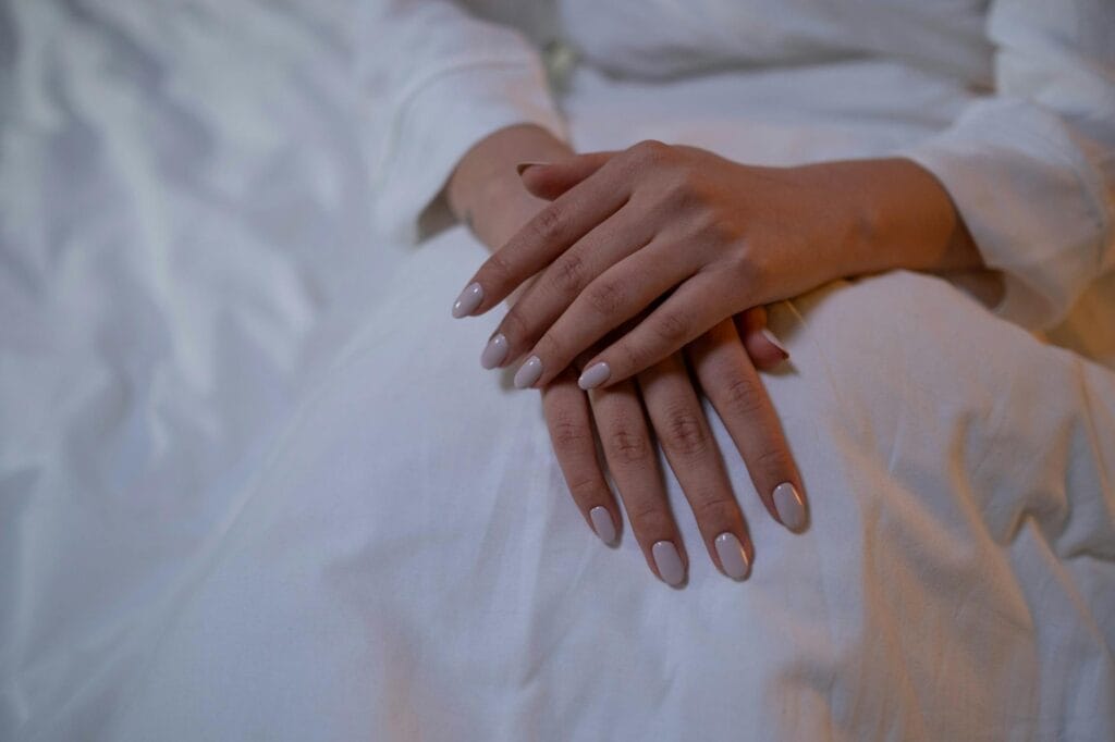 Paznokcie w odcieniach nude: elegancja, która pasuje do wszystkiego