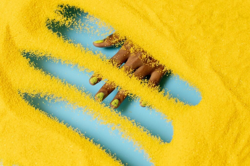 Zdobienia paznokci w stylu negative space: odsłonięta płytka jako element designu