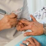 Profesjonalny manicure w salonie podczas pielęgnacji zniszczonych paznokci