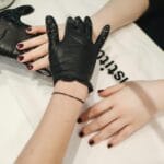 Zbliżenie na zabieg pielęgnacji dłoni w salonie manicure