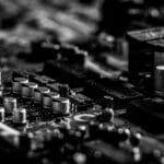 Czarno-białe zbliżenie nowoczesnej płytki z elementami elektronicznymi