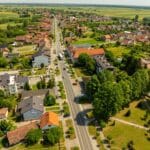 Lotniczy widok malowniczego miasteczka w słoneczny dzień