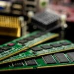 Nowoczesne części elektroniczne i produkty metalowe w przemyśle: jak poprawić efektywność, trwałość i bezpieczeństwo systemów Pamięć RAM i mikroprocesory na nowoczesnej płycie głównej
