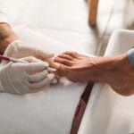 Regeneracja paznokci po żelu i akrylu: plan naprawczy krok po kroku Profesjonalny pedicure regeneracyjny wykonywany w rękawiczkach