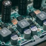 Zbliżenie na podzespoły elektroniczne na płytce drukowanej