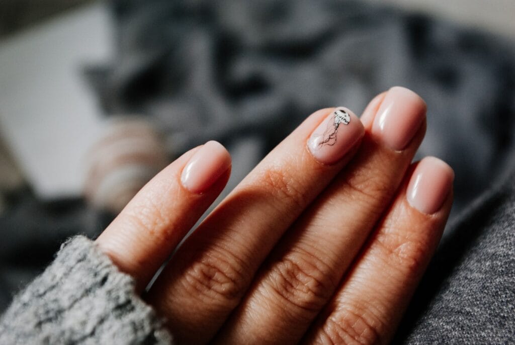 Korekta odrostu w manicure żelowym: jak uzupełniać paznokcie, by nie robić wszystkiego od nowa