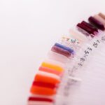 Kolorowe próbki lakierów hybrydowych na wzorn